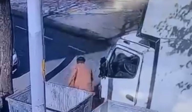 Avcılar'da kargo aracından cep telefonu hırsızlığı kamerada