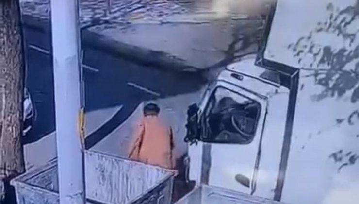 Avcılar'da kargo aracından cep telefonu hırsızlığı kamerada