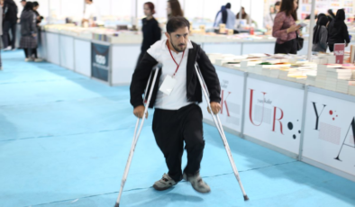 Engelleri kalemiyle yıktı; okula gitmeden 3 roman yazdı
