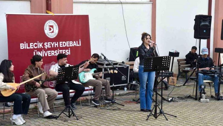 Bilecik'te öğrenciler kampüs konseriyle unutulmaz anlar yaşadı