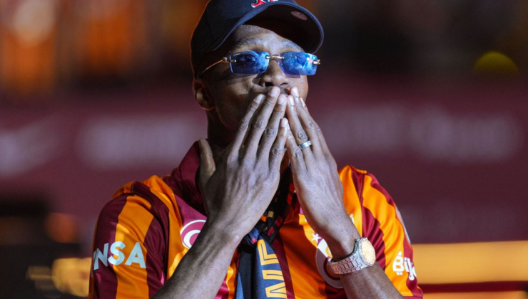 Wilfried Zaha beklenen imzayı atıyor