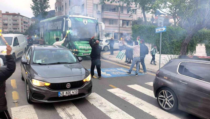 Muğlaspor'a taraftarlardan meşaleli karşılama