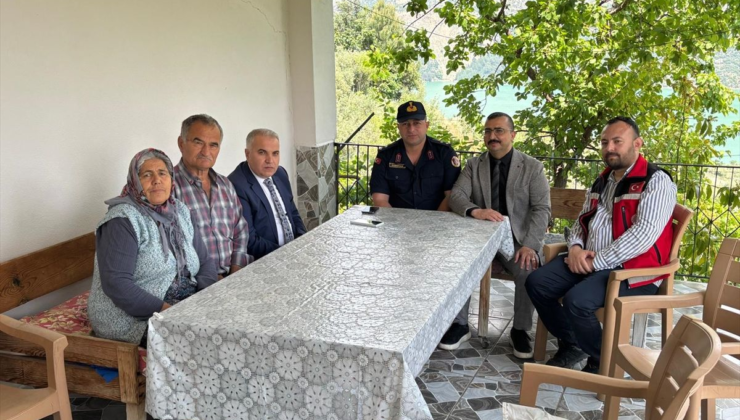 Anamur Kaymakamı Kemal Duru, şehit ailelerine ziyarette bulundu