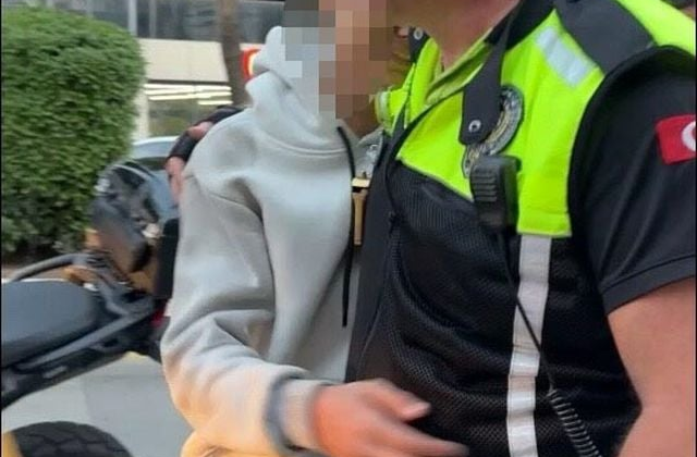 Kaçan motosiklet sürücüsü, kazadan sonra polise sarılıp ağladı