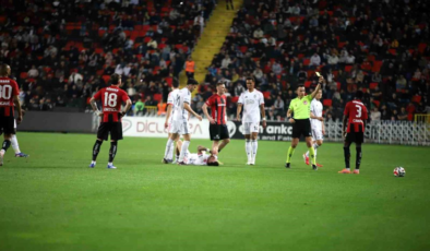 Trendyol Süper Lig: Gaziantep FK: 0 Beşiktaş: 2 (İlk yarı)