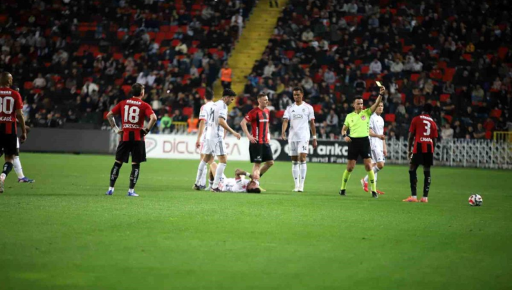 Trendyol Süper Lig: Gaziantep FK: 0 Beşiktaş: 2 (İlk yarı)