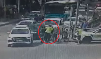 Nefes borusuna cisim kaçan moto kurye, polislerin 'heimlich' manevrası ile hayata tutundu; o anlar kamerada