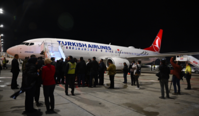 İsrail'in alıkoyduğu Küresel Sumud Filosu aktivistlerini taşıyan uçak İstanbul'a iniş yaptı