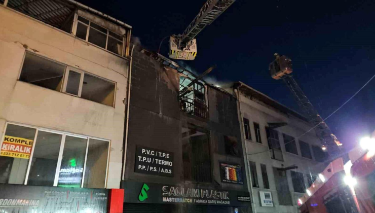 Bayrampaşa'da 5 katlı iş yerinin 3 katı alevlere teslim oldu