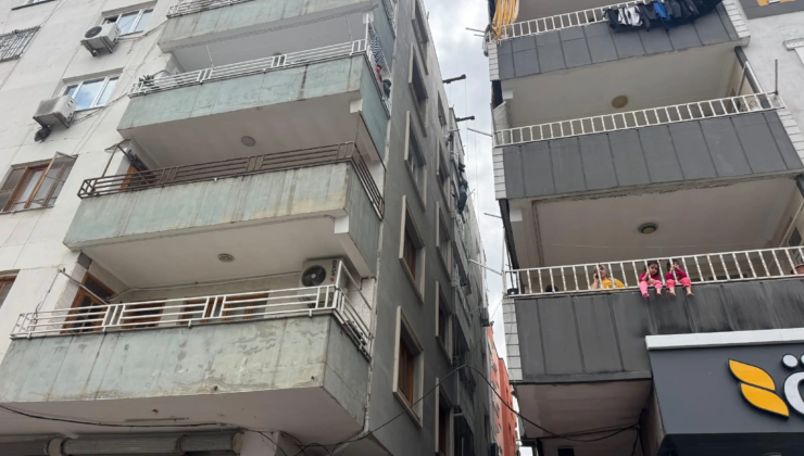 İnşaatta asansör kazası. İşçilerden biri düştü, diğeri demirlere tutundu