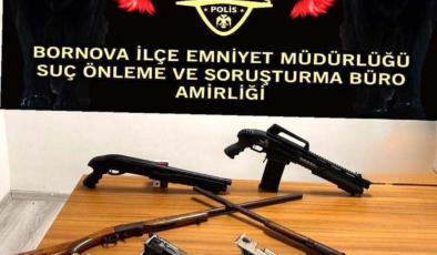 İzmir'de 2 evde yapılan aramada 7 ruhsatsız tabanca ve 4 pompalı tüfek ele geçirildi; 3 gözaltı