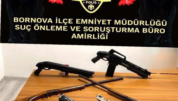 İzmir'de 2 evde yapılan aramada 7 ruhsatsız tabanca ve 4 pompalı tüfek ele geçirildi; 3 gözaltı