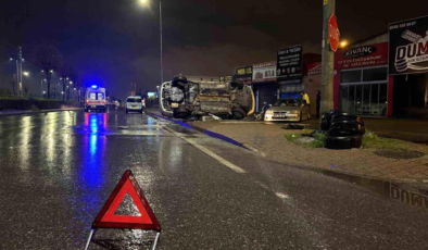 Kayseri'de otomobil park halindeki araca çarpıp yan yattı: 2 yaralı