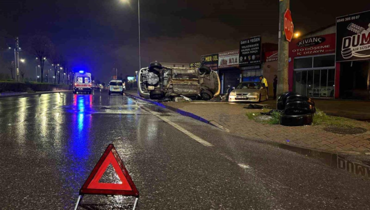 Kayseri'de otomobil park halindeki araca çarpıp yan yattı: 2 yaralı