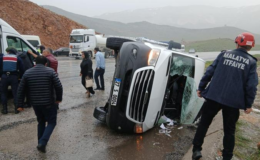 Malatya’da yolcu minibüsü devrildi: 12 yaralı