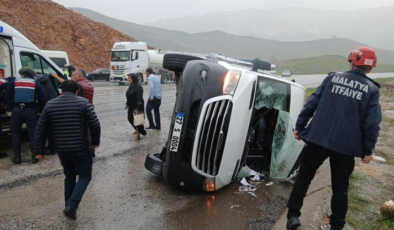 Malatya’da yolcu minibüsü devrildi: 12 yaralı