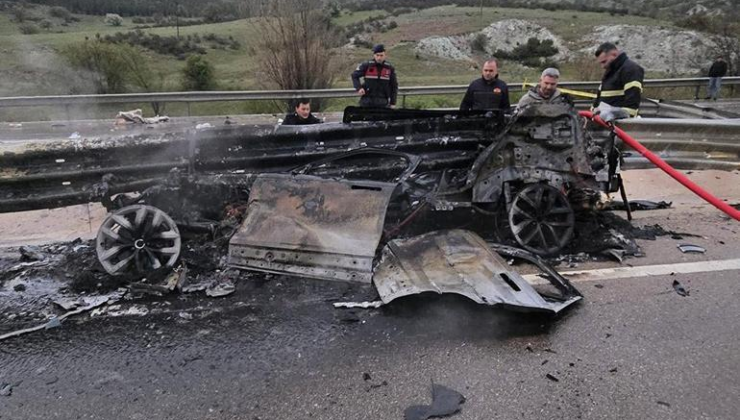 Bariyere çarpan otomobil alev alıp, yandı: 1 ölü, 1 yaralı