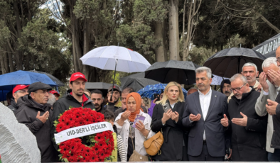 Sırrı Süreyya Önder’e anma töreni. Siyaset ve sanat dünyasından çok sayıda kişi mezarı başındaydı