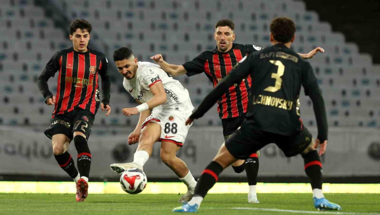 Trendyol Süper Lig: Fatih Karagümrük: 1 Gençlerbirliği: 0 (İlk yarı)