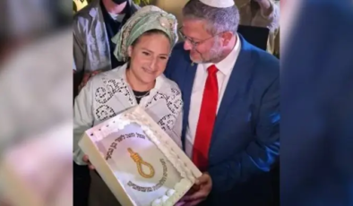 İdam yasasının mimarıydı. İsrailli Bakan "yağlı urgan" resimli pastayla doğum günü kutladı