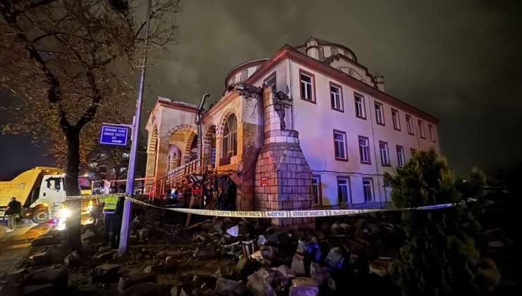 Elazığ'da yıldırım isabet eden caminin minaresi yıkıldı