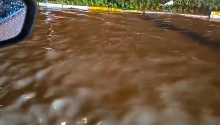 Diyarbakır'da sağanak yolları göle çevirdi