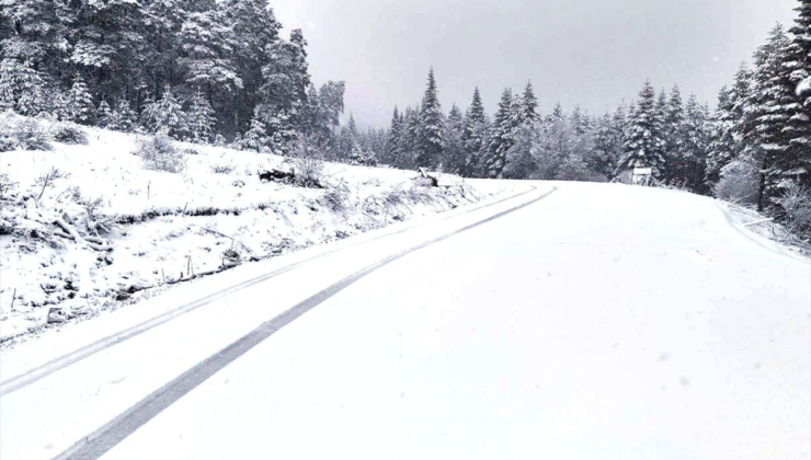 Karabük, Düzce ve Bolu'nun yüksek kesimlerinde kar yağışı etkili oldu