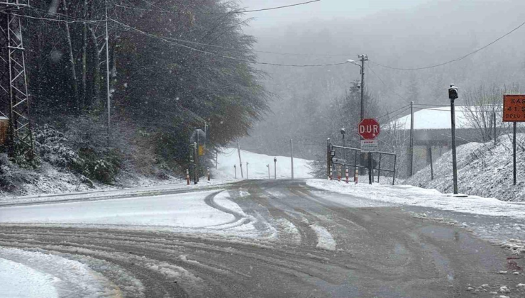 Bolu Dağı'nda mayıs ayında kar yağışı: Yollar beyaza büründü