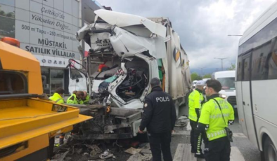 Kırmızı ışıkta bekleyen tankere TIR çarptı: 1 ölü