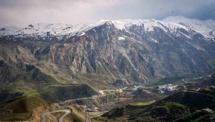 Hakkari yolundaki heyelan riskine karşı 'mühendislik' uyarısı