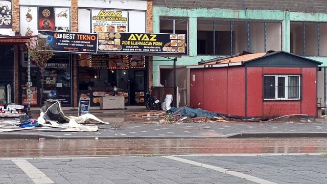 Gaziantep'te fırtınanın hasarı gün ağarınca ortaya çıktı