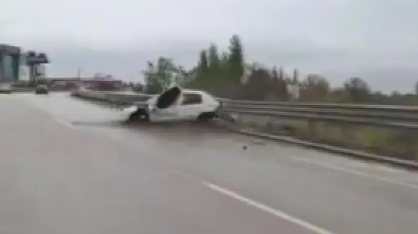 İkinci kazayı önlemeye çalıştı ama başarısız oldu. Otomobil böyle kontrolden çıktı