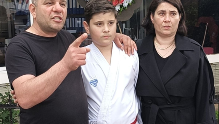 Milli sporcu oğlunun Kuyucak Belediyespor'dan uzaklaştırıldığını öne süren baba, belediye binasına siyah çelenk bıraktı