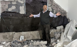 Çöken istinat duvarı evlerin içine girdi