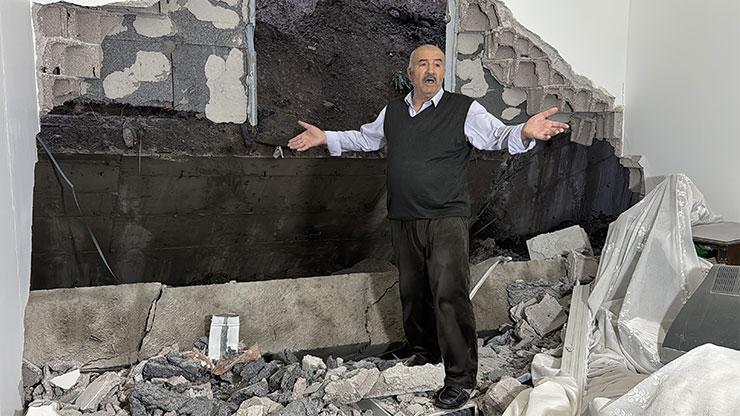 Çöken istinat duvarı evlerin içine girdi