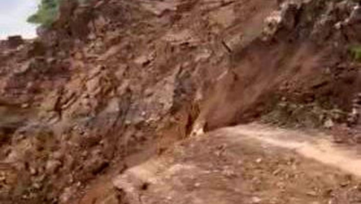 Siirt'te toprak kayması köylüleri tedirgin ediyor