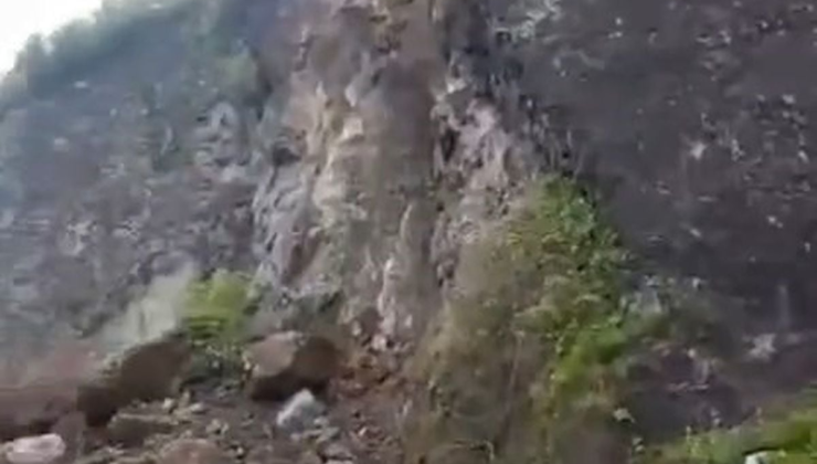 Artvin'de heyelan; yol ulaşım kapandı