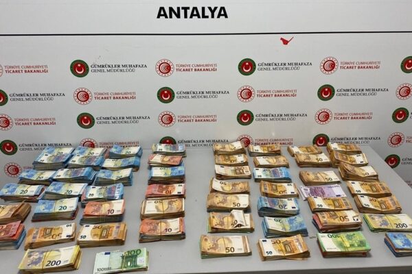 Antalya Havalimanı’nda bebek bezinden 381 bin euro çıktı