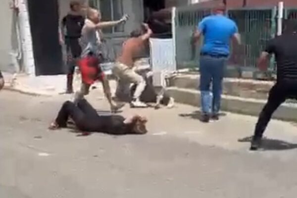 Kocaeli’de eşini sokak ortasında bıçaklayan şüpheliye linç girişimi