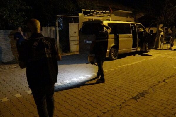 Malatya’da iki oğluyla gittiği ev baskınında bıçaklandı
