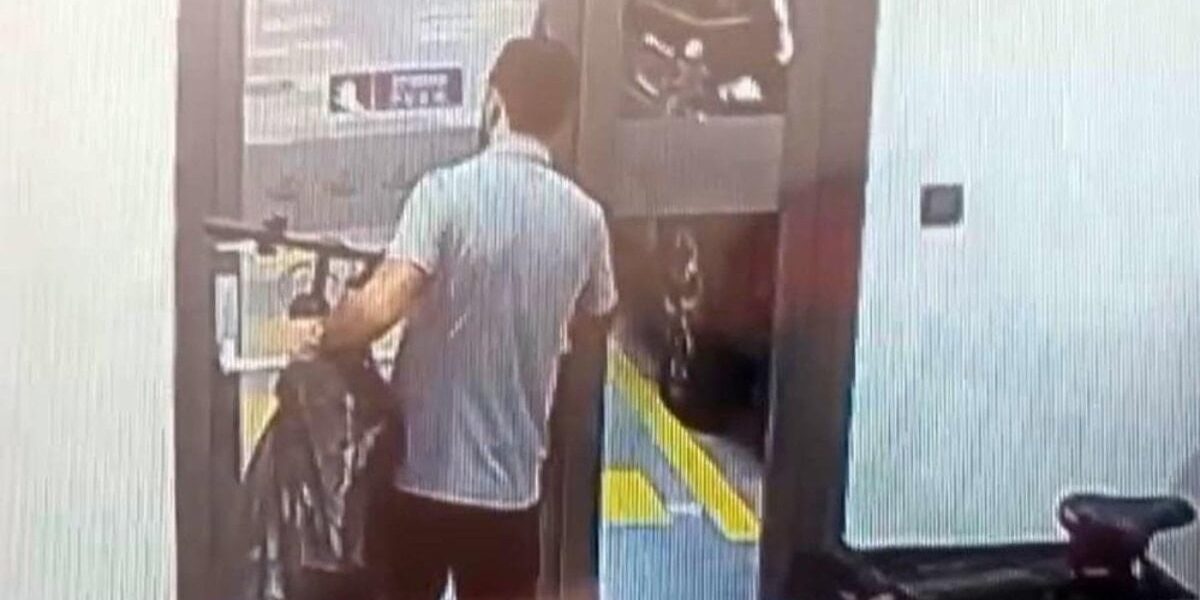 Arnavutköy’de çaldığı bisikleti polis merkezine götürdü