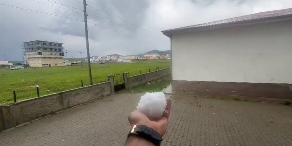 Erzurum’da ceviz büyüklüğündeki dolu şaşırttı