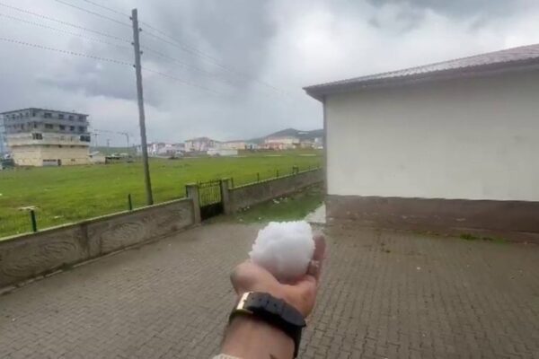 Erzurum’da ceviz büyüklüğündeki dolu şaşırttı