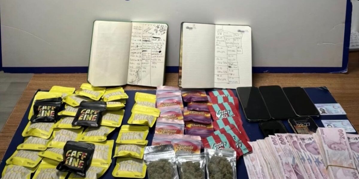 Gaziosmanpaşa’daki uyuşturucu baskınında torbacıların tuttuğu ‘sipariş defteri’ bulundu