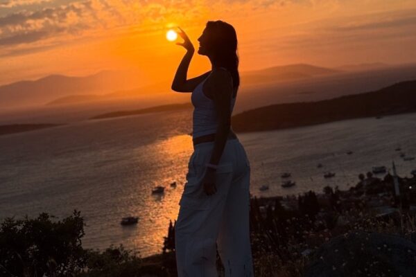 Melis Sezen Ildır’da! Beyaz bikinisiyle pozlar verdi
