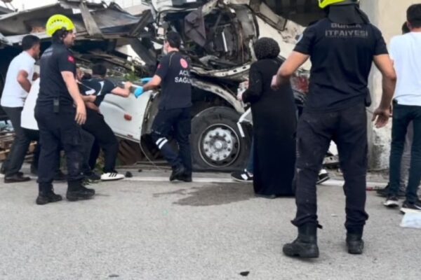 Bursa’da köprü ayağına çarpan tırın şoförü hayatını kaybetti