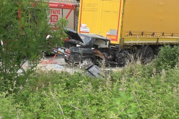Samsun’da park halindeki tıra çarpan otomobilde 2 kişi hayatını kaybetti