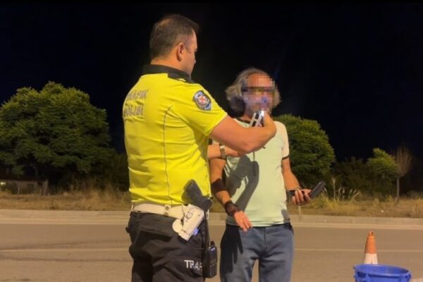 Burdur’da denetim yapan polislere selam vermek için aracıyla yanlarına gitti: Alkollü çıktı