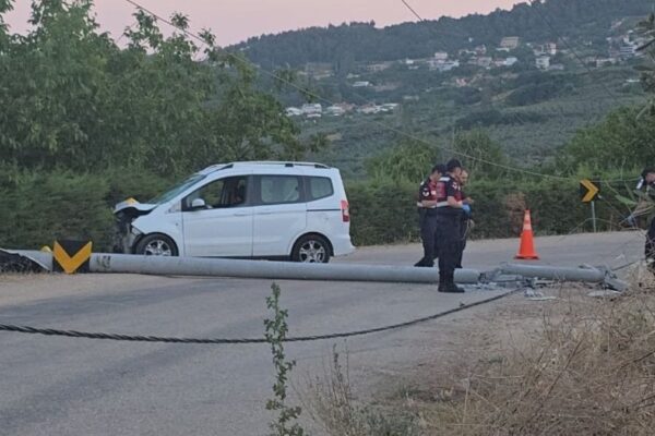 Bursa’da elektrik direğine çarpan sürücüye yardım etmek isteyen kişi akıma kapılarak can verdi