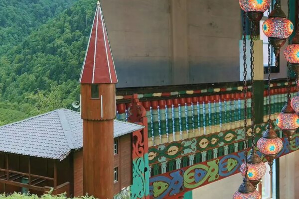 Asırlık emanet bugüne taşındı. Renkleri ve ahşap işçiliğiyle dikkat çekiyor